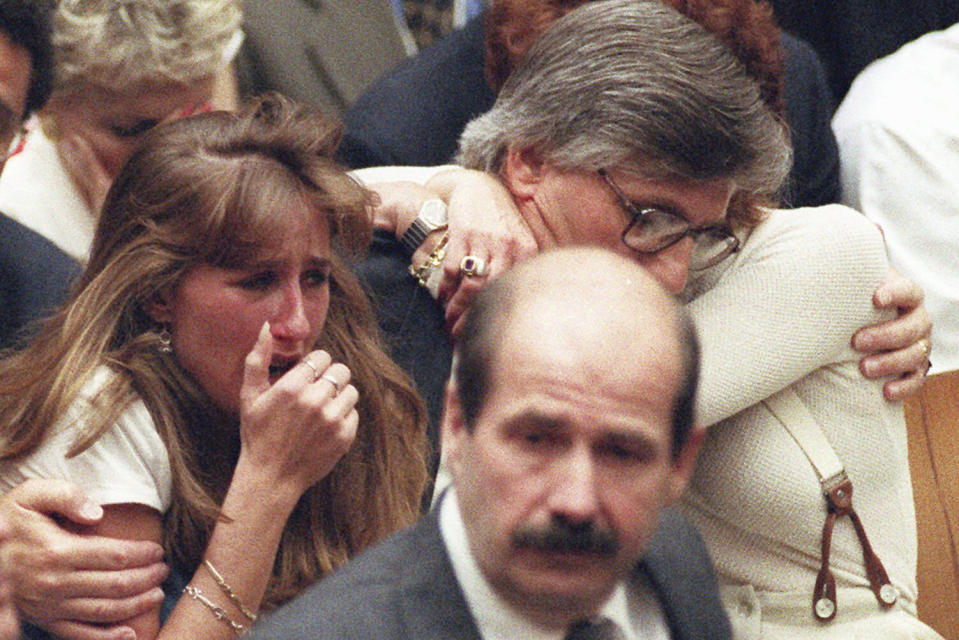 ARCHIVO - Fred Goldman, padre de Ron Goldman, abraza a su esposa Patti, mientras su hija, Kim, a la izquierda, reacciona durante la lectura de los veredictos de no culpabilidad en O.J. Simpson por dos homicidios el martes 3 de octubre de 1995 en Los Ángeles. Simpson fue absuelto de los asesinatos de Goldman y su exesposa Nicole. En primer plano está el detective de la policía de Los Ángeles, Tom Lange, coinvestigador principal del caso. O.J. Simpson, el laureado astro del fútbol americano y actor de Hollywood que fue absuelto de los cargos de doble asesinato de su exesposa y su amigo, pero luego declarado responsable en un juicio civil aparte, ha fallecido. Tenía 76 años. (Myung J. Chun/Los Angeles Daily News vía AP, Pool, archivo)