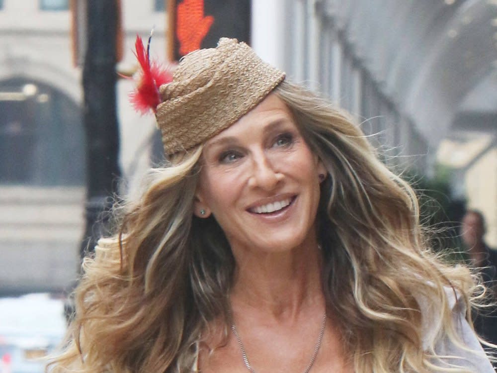 Sarah Jessica Parker als Carrie Bradshaw beim Dreh zu "And Just Like That..." (Bild: imago images/MediaPunch)