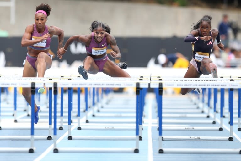 La Française Cyrena Samba-Mayela (à droite) aux côté de la Portoricaine Jasmine Camacho-Quinn et de l'Américaine Tonea Marshall à Los Angeles le 18 mai 2024 lors de l'USATF Los Angeles Grand Prix aux Etats-Unis (Katharine Lotze)