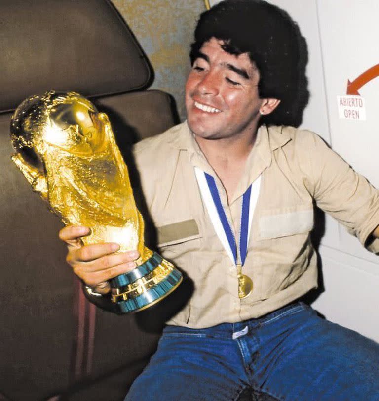 Maradona no quería despegarse de la Copa, en el vuelo de regreso a la Argentina