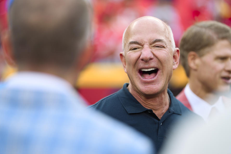 Jeff Bezos en el partido entre los Kansas City Chiefs y Los Angeles Chargers. Foto de Cooper Neill/Getty Images