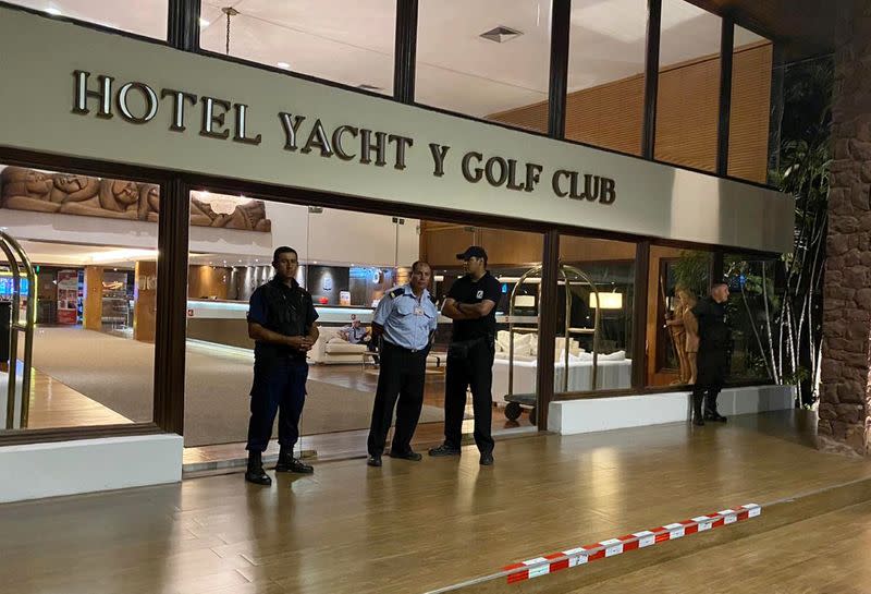 Foto del miércoles de varios agentes de policía en la entrada del Hotel Yacht y Golf Club, Asuncion, donde se hospeda el exfutbolista brasileño Ronaldinho
