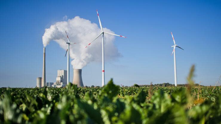 Das Kohlekraftwerk Mehrum und Windräder produzieren Strom in Hohenhameln im Landkreis Peine. Der Anteil der Windenergie wächst. Foto: dpa