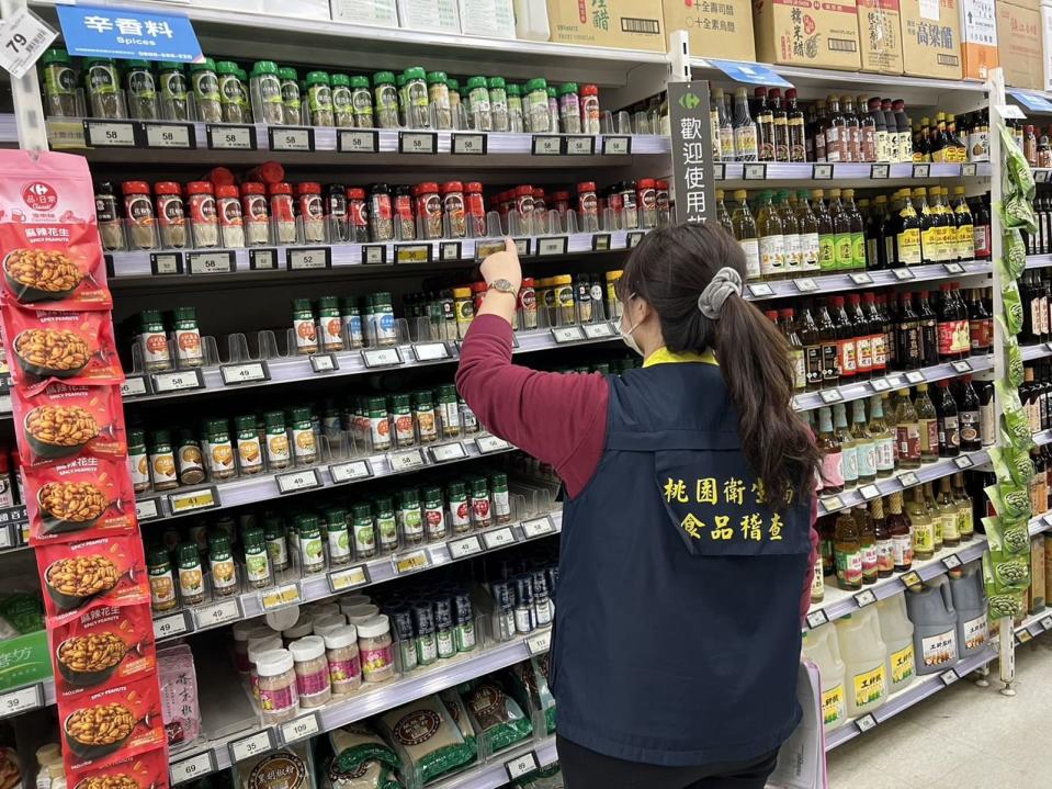 除了北市，該批含蘇丹紅辣椒粉製成的咖哩粉也流向桃園3家業者。（桃園市衛生局提供）