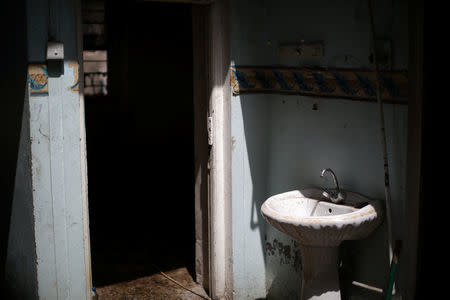 A sink is seen in an abandoned house in western Mosul, Iraq, April 12, 2017. REUTERS/Andres Martinez Casares