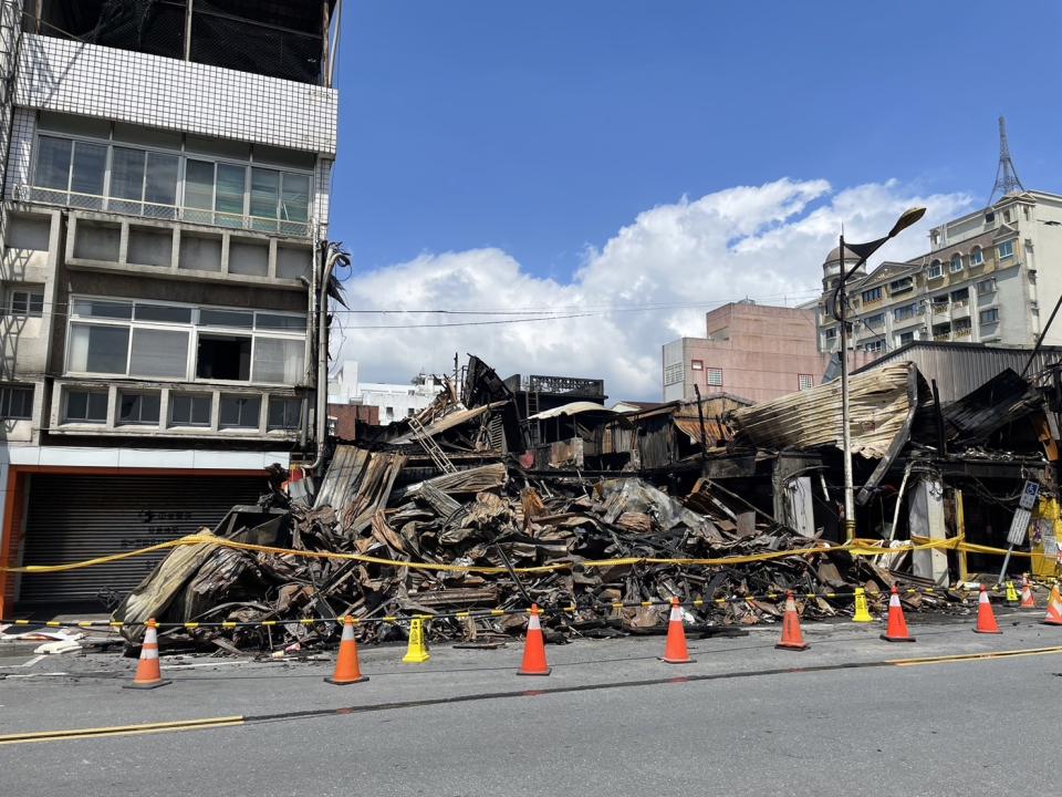 花蓮市中山路速食店「漢堡王」隔壁的吉利寵物美容22日晚間近9時發生火警，火舌竄出延燒兩邊店面，造成一隻毛孩喪命，五棟房屋全毀，起火原因待消防局火調鑑識釐清。（圖／花蓮縣消防局提供）