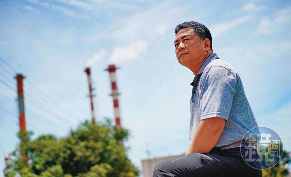 台灣公民自主發電行動聯盟成員吳仁邦，20年前為遠離興達電廠空汙，從高雄搬到台南，沒想到如今秋冬季節，仍飽受空汙之苦。