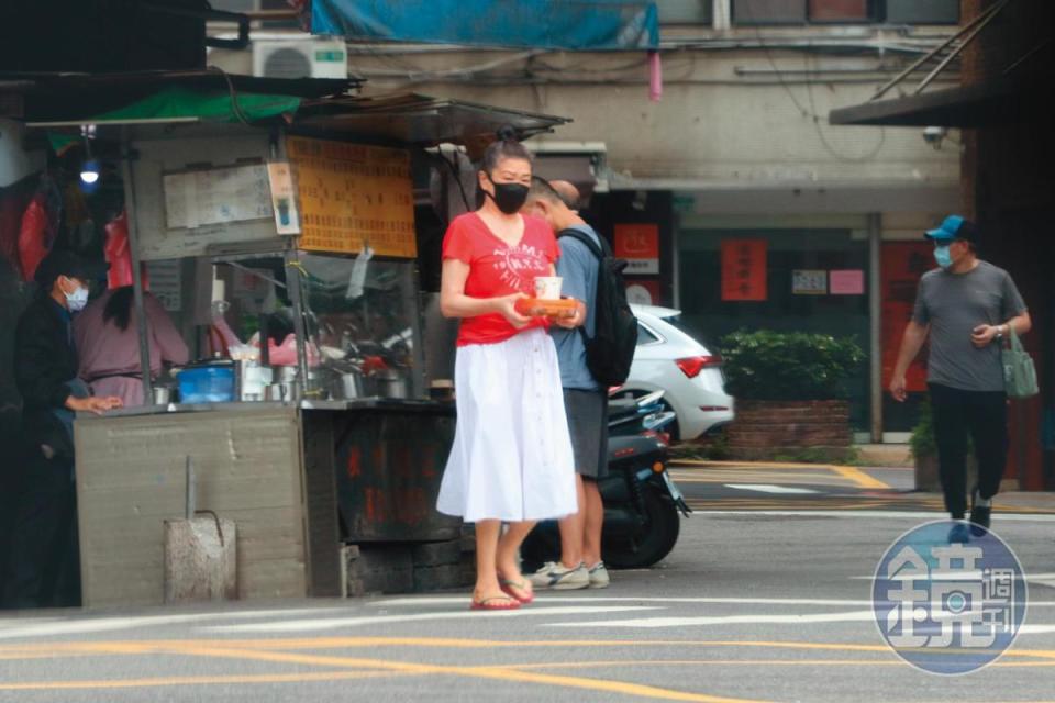 6月許媽媽進駐女兒臨沂街住處，兩人的飲食都是許媽媽打理，不是上市場買菜就是買外帶。