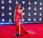 No es Caperucita Roja, sino Thalía con un desafortunado estilismo en la alfombra roja de los Grammy Latinos. Recibió el premio de la Presidencia. (Foto: Nina Prommer / EFE / EPA)