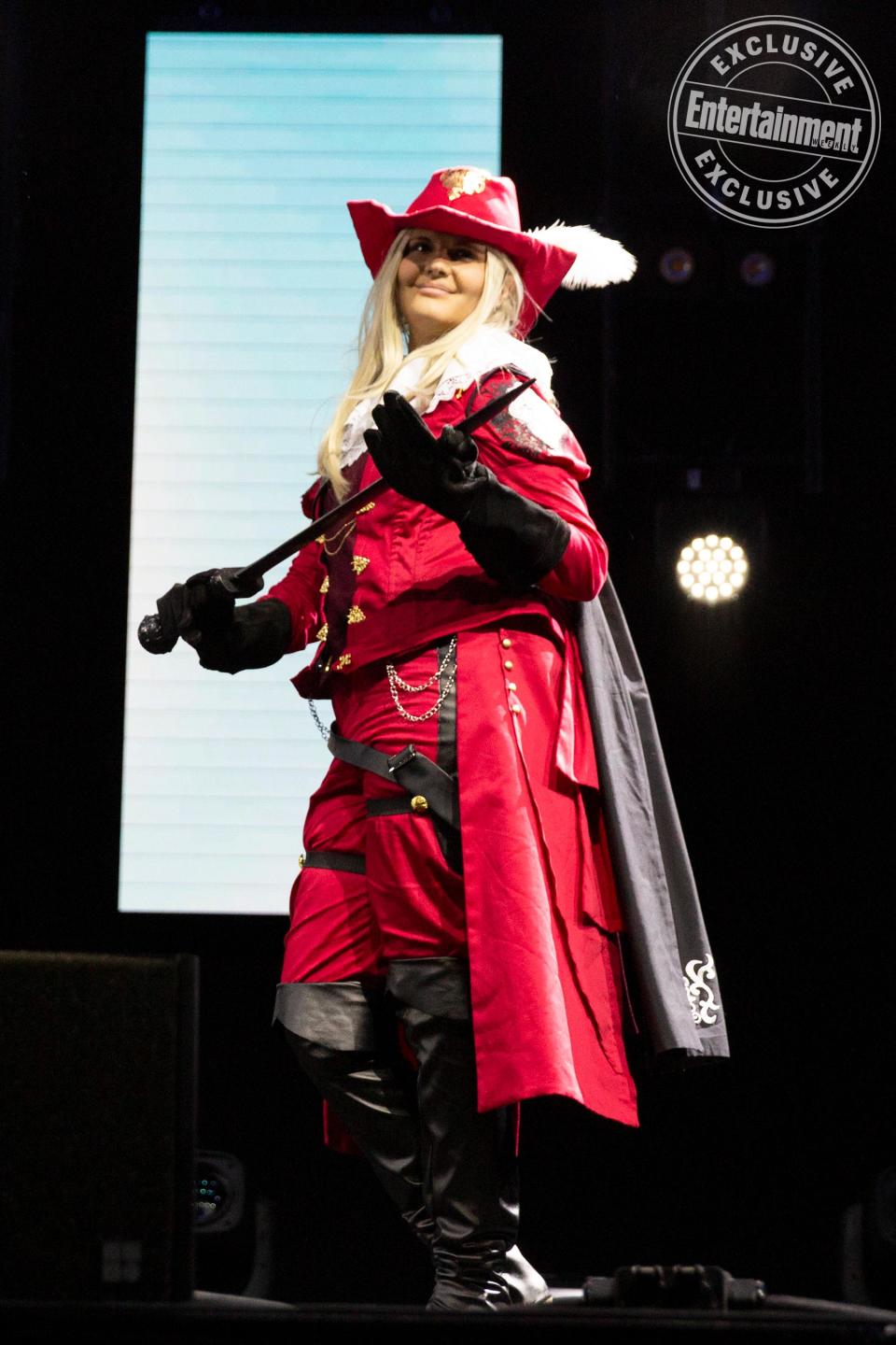 Red Mage from Final Fantasy XIV cosplayer