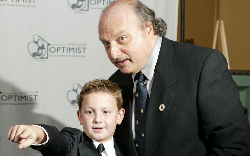 "Es ist einfach eine Freude, mit Austin zu arbeiten", schrieb Dennis Franz (rechts) über die Dreharbeiten mit seinem Serien-Sohn Austin Majors. (Bild: 2003 Getty Images/Carlo Allegri)