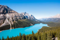 Este lago se encuentra en el Parque Nacional Banff, en la provincia de Alberta, a casi 2.000 metros sobre el nivel del mar. Debido a la erosión sobre las rocas, sus aguas varían de color dependiendo de la época del año con tonos que van desde el azul turquesa al verde esmeralda. (Foto: Getty Images).