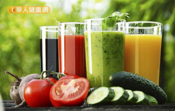 喝果汁不但無法完全攝取到天然水果的營養素與膳食纖維，還可能會因為攝取過多熱量，造成體重暴增。