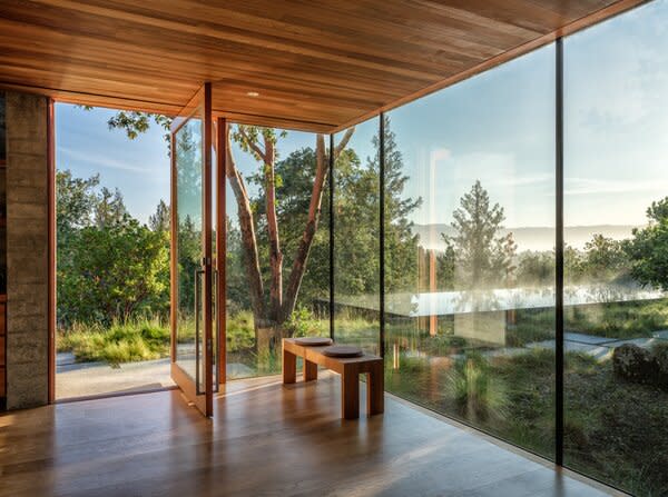 A ceiling and flooring made from Western Red Cedar pay tribute to the trees of the forested landscape.