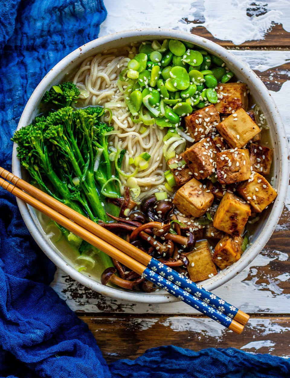 Soupe miso aux nouilles, champignons et brocoli