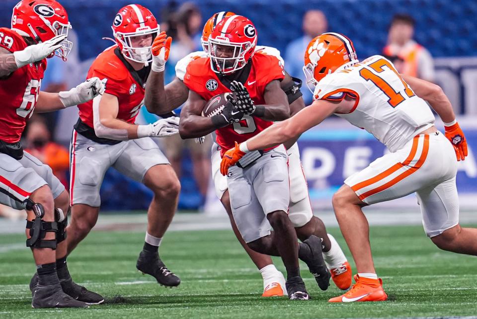 Georgia running back Nate Frazier (3) carries the ball against Clemson during the first half at Mercedes-Benz Stadium.