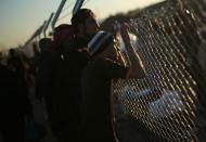 <p>Iraker, die vor dem Islamischen Staat in Mossul geflohen sind, warten im Camp Al Khazer auf Benzin, das sie zum Kochen und für Licht benutzen. (Bild: Mohammed Salem/Reuters) </p>