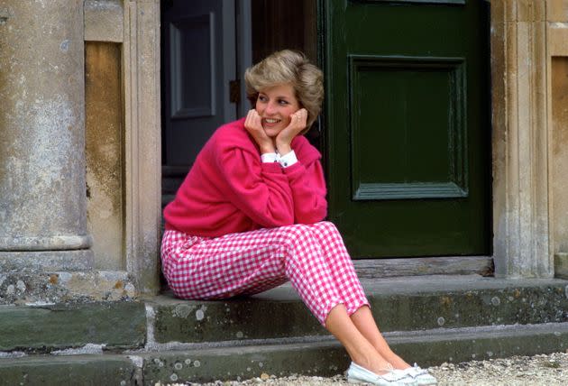 Princess Diana wears pink gingham trousers at home in Highgrove in July 1986. (Photo: Tim Graham via Getty Images)