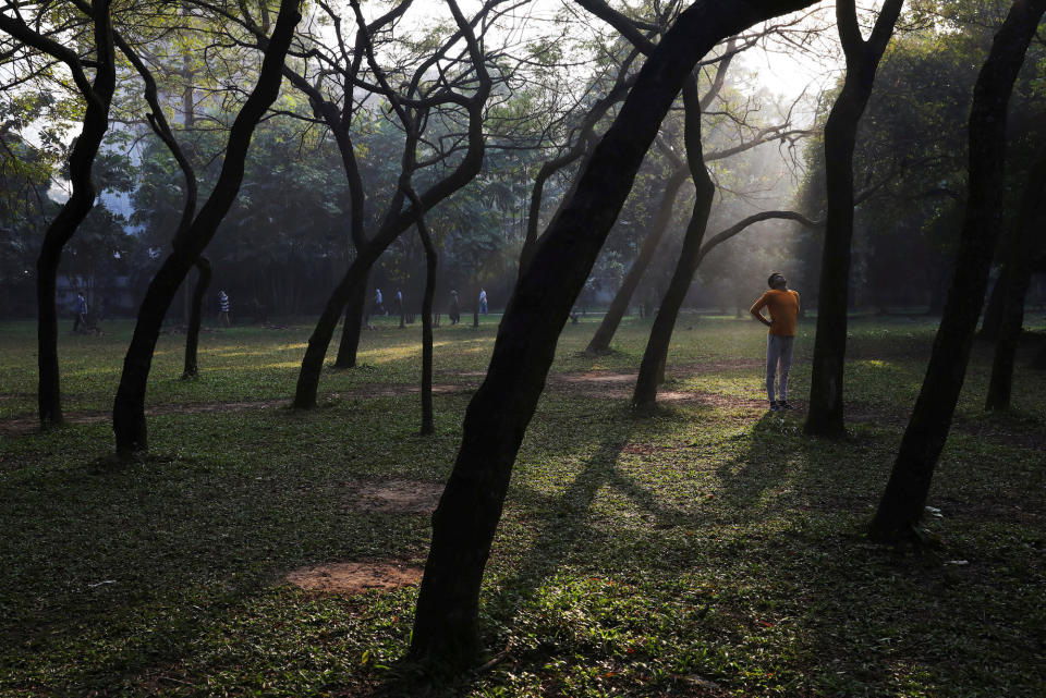 <p>Ein Mann absolviert im Ramna Park in Dhaka, der Hauptstadt Bangladeschs, in den frühen Morgenstunden sein Fitnessprogramm. (Bild: REUTERS/Mohammad Ponir Hossain) </p>