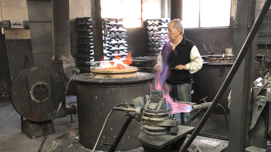 Como en sus inicios, la cafetera se fabrica de manera artesanal