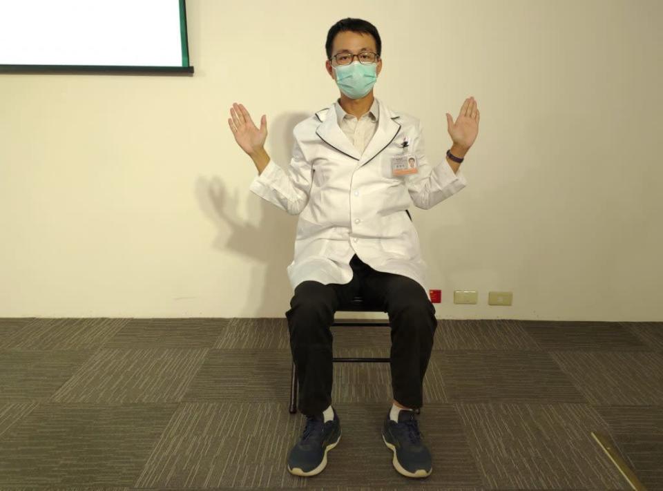 The 5th trick: sitting position W clip back exercise, sitting position hands are V-shaped, bring both elbows close to the body, squeeze shoulder blades, stop for 10 seconds, repeat 10 times.  (Photo by reporter Chen Jinlong)