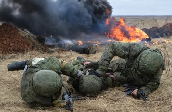 俄軍在巴赫穆特與烏軍交戰，雙方砲火猛烈，死傷甚重。   圖 : 翻攝自騰訊新聞