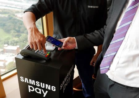 Samsung's new Samsung Pay mobile wallet system is demonstrated at its Australian launch in Sydney, June 15, 2016. REUTERS/Matt Siegel