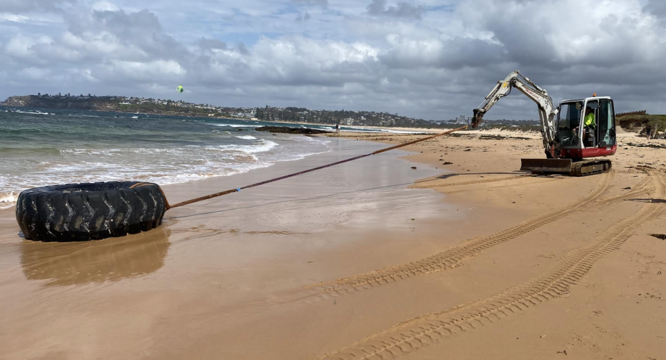 El Consejo de Playas del Norte remolca el neumático.