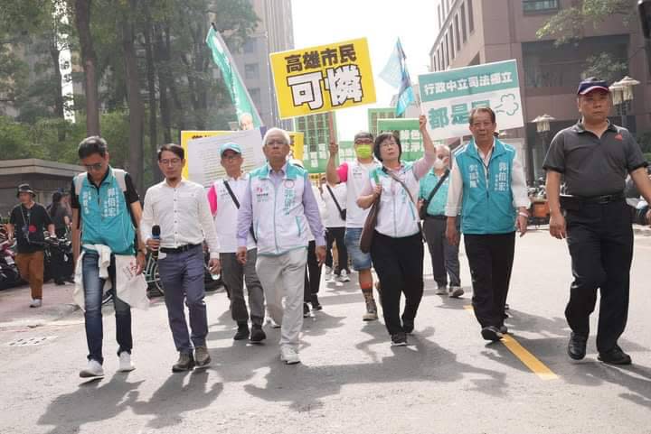 郭倍宏(中)率團隊至高市府前抗議行不中立。   圖：郭倍宏競總/提供