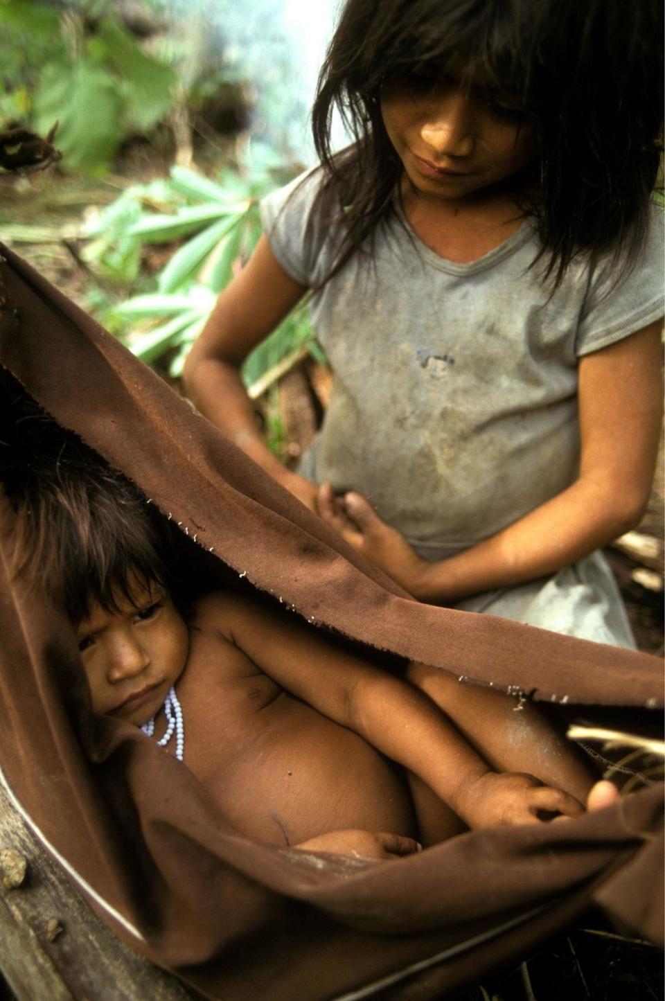 Una niña cuidando a un niño más pequeño