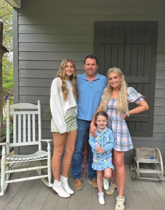 The family posing for a photo on Easter. (Instagram/Jamie Lynn Spears)