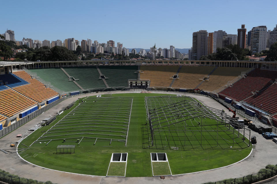 Gli operai al lavoro nel campo dello stadio Pacaembu a San Paolo: entro una decina di giorni, dovrebbe diventare un presidio ospedaliero per ospitare nuovi pazienti colpiti dal Coronavirus (Reuters)