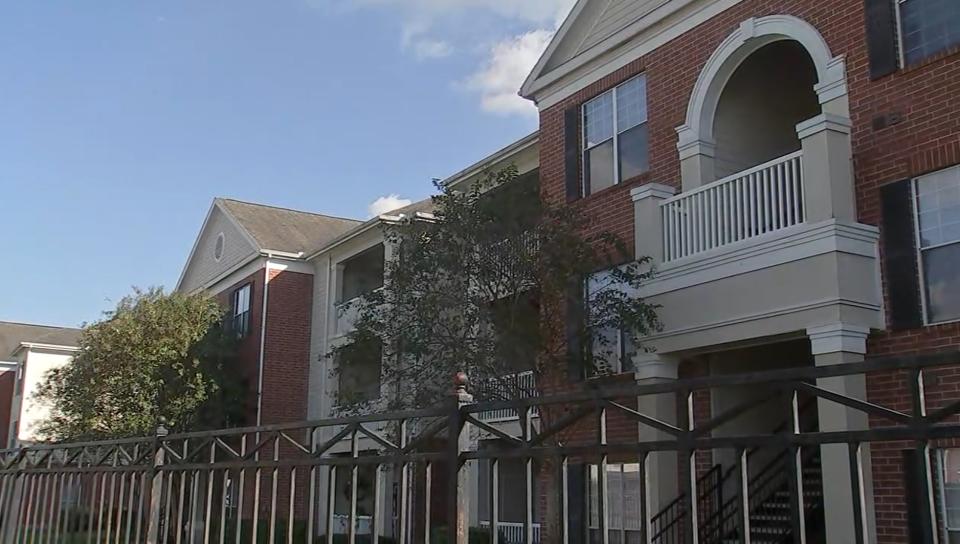 El complejo de apartamentos City Parc II, en el oeste de Houston, Texas, donde fueron hallados tres niños viviendo solos y el cadáver de un cuarto menor. (Captura de video / ABC13)