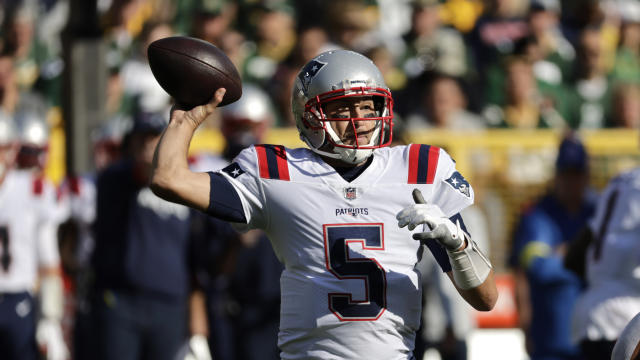 Patriots QB Hoyer taken to locker room after big sack by Packers