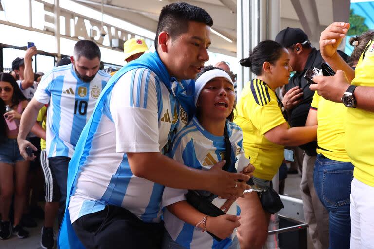 Los fanáticos intentan ingresar al estadio en medio de disturbios previos al partido final de la CONMEBOL Copa América 2024 entre Argentina y Colombia