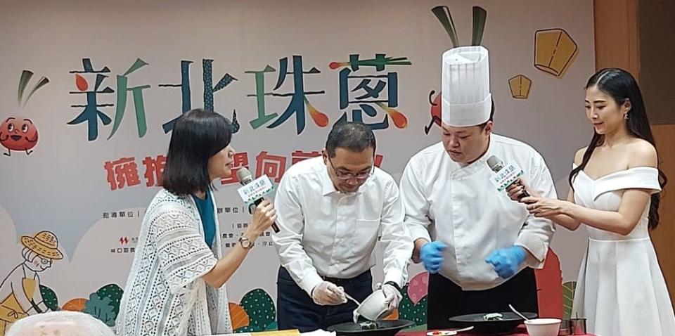《圖說》侯友宜在台北凱達大飯店主廚指導下製作珠蔥鹹蛋糕。〈記者葉柏成攝〉