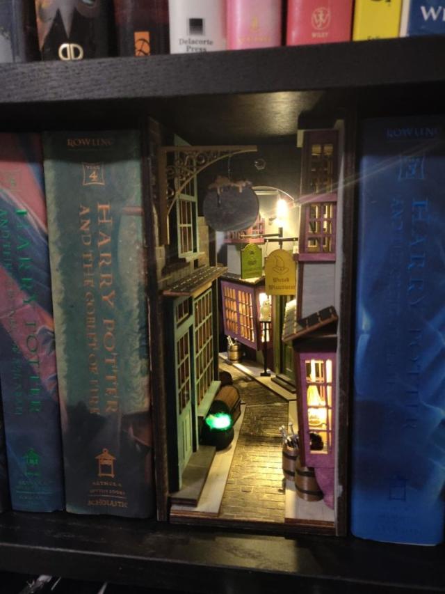 George Eliot Astrolabio Estar satisfecho 16 separadores de estanterías que abren puertas a lugares mágicos entre los  libros