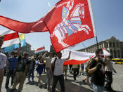 Ukrainian activists, some of them wearing face masks in Belarus' national colors to protect against coronavirus, wave Ukrainian and Belarusian flags at a rally in support of Belarus' opposition in the Independence Square in Kyiv, Ukraine, Sunday, June 28, 2020. The Ukrainian activists demanded Belarusian authorities to stop political repression in their country. (AP Photo/Efrem Lukatsky)