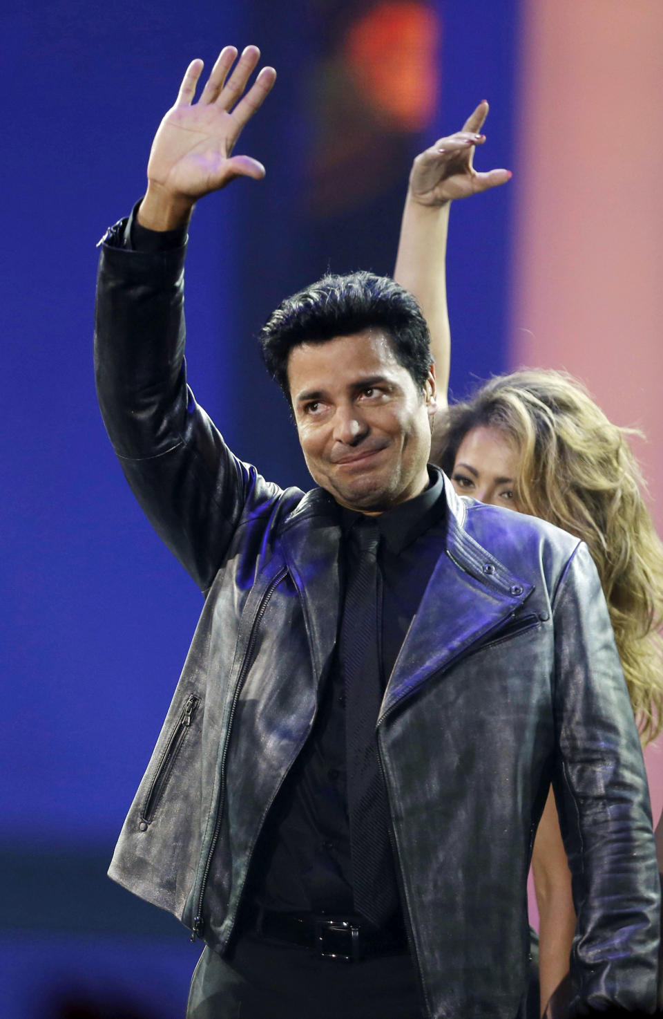 Chayanne agradece el aplauso del público tras cantar en la ceremonia de los Premios Billboard de la Música Latina, el jueves 24 de abril del 2014 en Coral Gables, Florida. (AP Foto/Lynne Sladky)