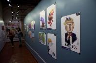 <p>El senador Armando Ríos Piter, del izquierdista Partido de la Revolución Democrática, inauguró la semana pasada la muestra como parte de la Jornada de Protesta Cultural “Un muro a la trompa de Trump”, que incluyó la proyección del documental “Stop Trump!”.</p><p>En la cámara alta las caricaturas tienen un tono más mesurado que en la exhibición principal. En el museo las piezas muestran la plena libertad creativa de los artistas, como en una donde la figura de Trump lleva en su interior a la de Hitler, que a su vez lleva dentro a la de Kim Jong-Il, que encierra a Mussolini formando una “Donaldtrushka”, como la tituló el caricaturista mexicano Román Rivas, colaborador del diario Milenio y la revista Algarabía.</p>