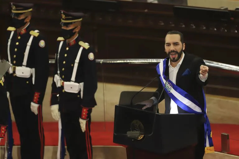 ARCHIVO - En esta fotografía de archivo del 1 de junio de 2021, el presidente salvadoreño Nayib Bukele pronuncia su discurso anual a la nación ante el Congreso en San Salvador, El Salvador. (AP Foto/Salvador Meléndez, Archivo)