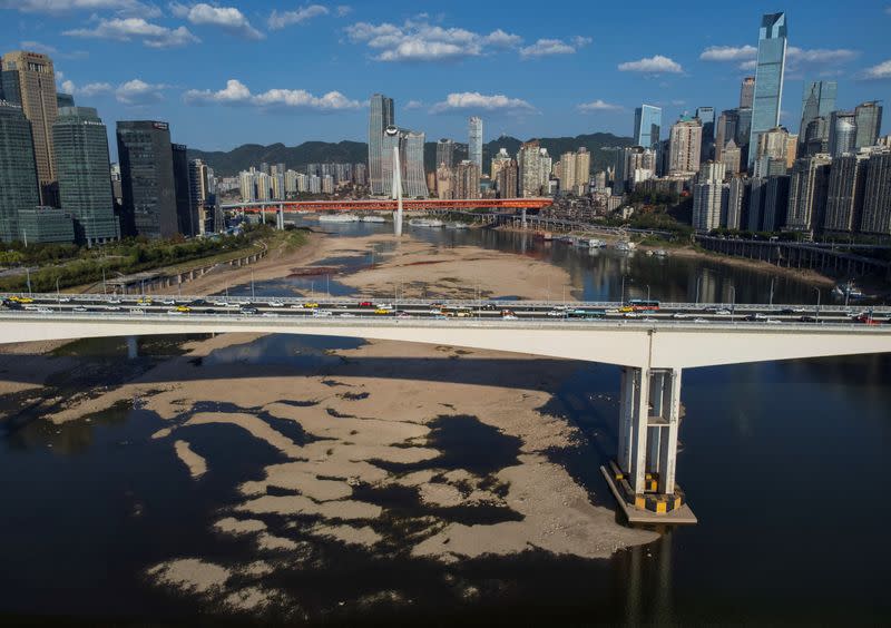 FOTO DE ARCHIVO. Vista de los puentes que cruzan sobre el cauce parcialmente seco del río Jialing, un afluente del Yangtsé, que se acerca a niveles de agua bajos y récord en Chongqing, China