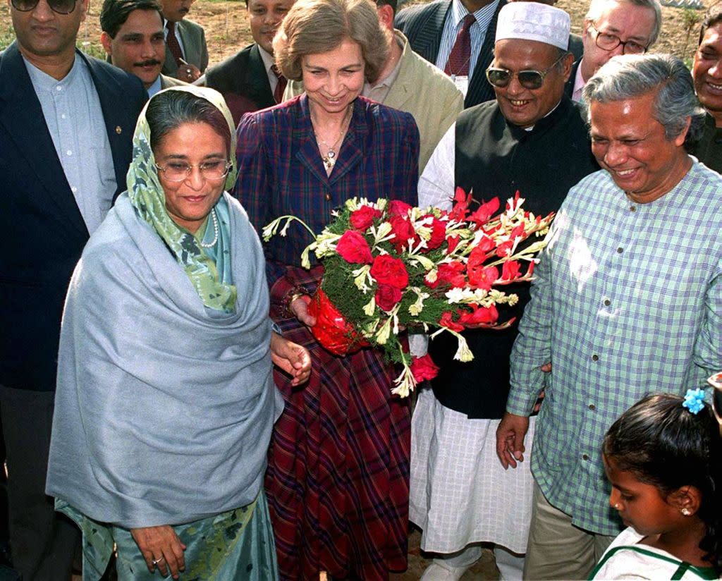 Left to right: Prime Minister Sheikh Hasina, Queen Sophia of Spain, Bangladesh local government state minister Mohammad Rahmat Ali, and chief of Bangladesh’s Grameen Bank Muhammad Yunus, as Queen Sophia tours a housing project in suburban Gazipur in 2000. <br><span class="copyright">HO/AFP/Getty Images</span>