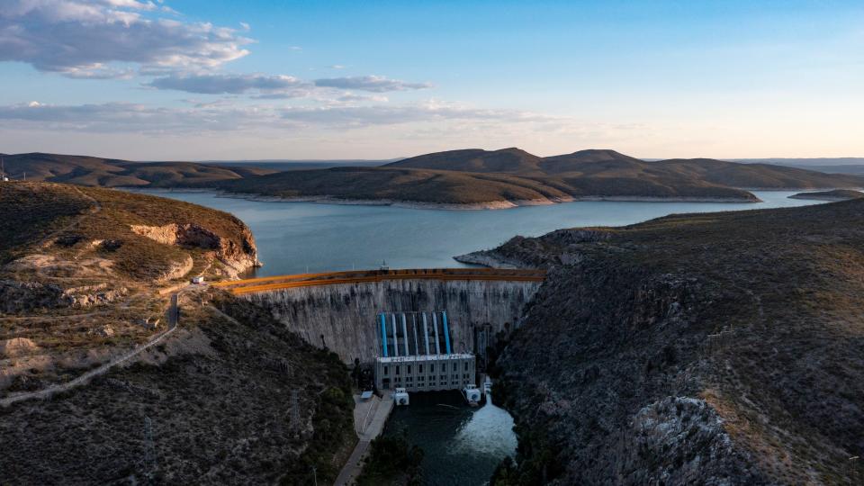 La Presa de la Boquilla regula el caudal del Río Conchos en el sur de Chihuahua, México. La presa fue el centro de protestas en 2020 cuando los agricultores se opusieron al suministro de agua a Estados Unidos.