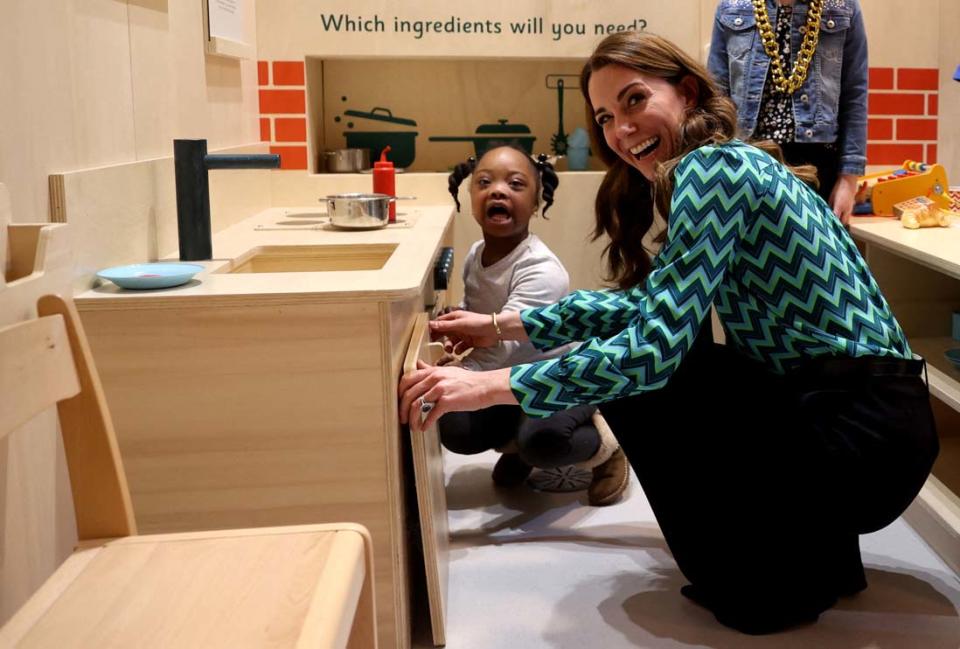 Pendant sa visite, la duchesse a partagé des moments drôles avec les enfants, notamment en visitant la "mini-ville"