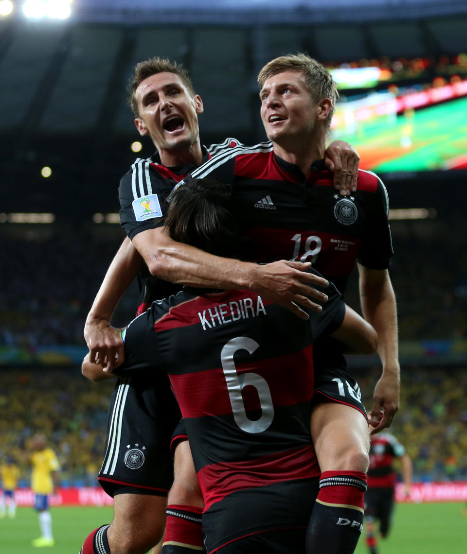 <p>Der revanchiert sich wenig später bei Kroos, der innerhalb von drei Minuten doppelt zuschlägt. 3:0, 4:0 – es bahnt sich Unfassbares an in Belo Horizonte…<br>(Bild: Getty Images) </p>