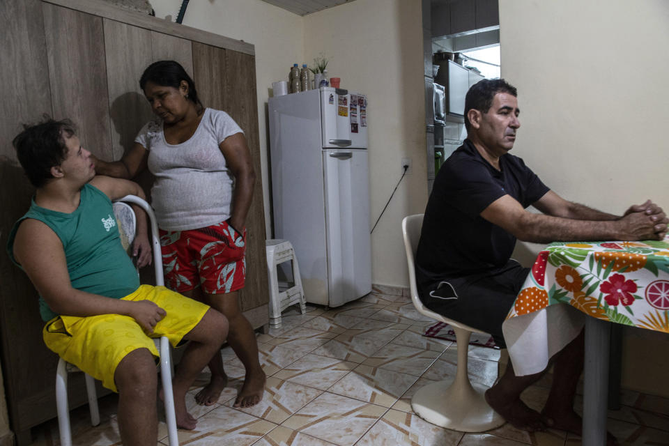 Vanderley de Melo Pereira con sus familiares en Río de Janeiro. En Brasil, el precio del combustible para cocinar se ha disparado a su nivel más alto en dos décadas. (Dado Galdieri/The New York Times)