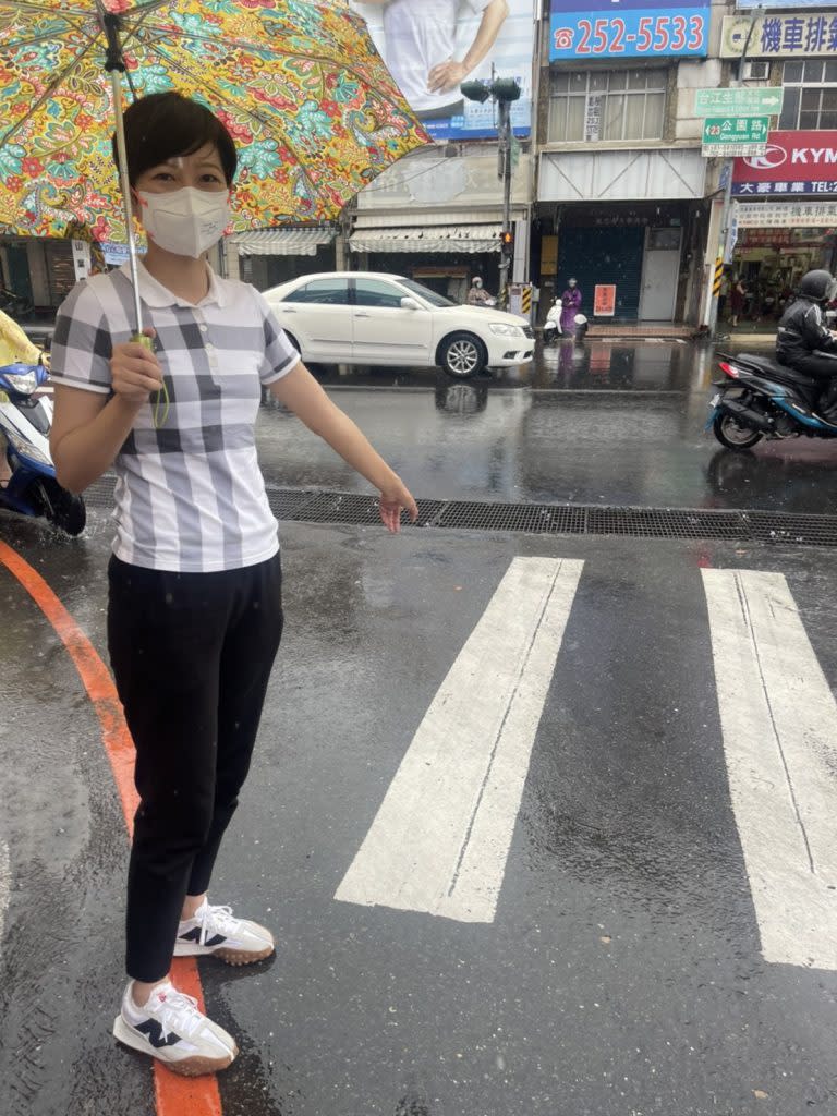 北區長榮路五段昨日強降雨也淹水，議員陳怡珍趕往了解。（記者林雪娟攝）