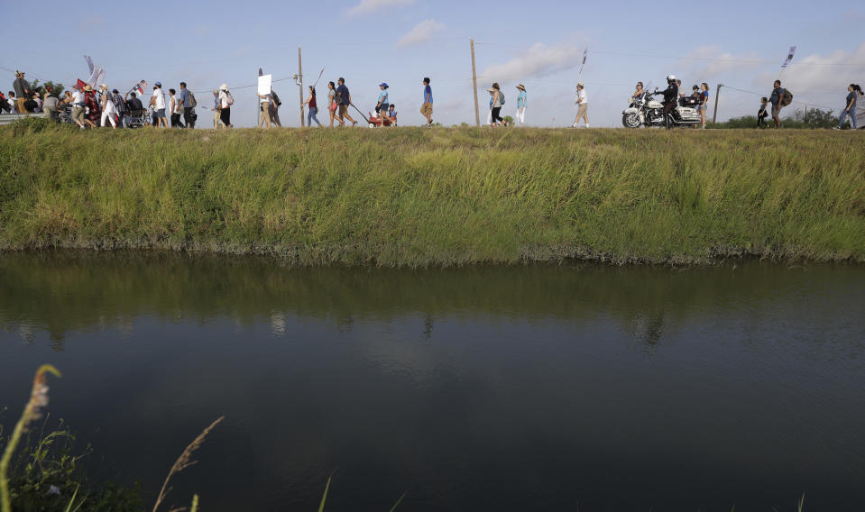 Del lado mexicano del Río Grande, Bravo en México, manifestantes rechazan el plan de Donald Trump de alzar un gran muro fronterizo entre Estados Unidos y México. (AP)