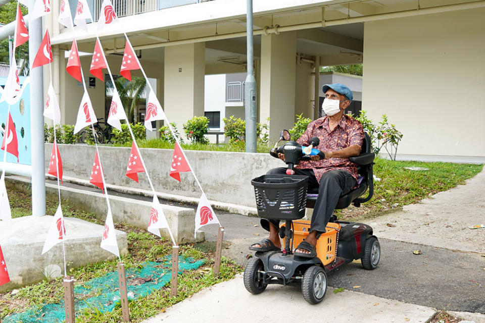 戴著帥氣的牛仔貝雷帽，跨上輕巧的電動代步車，84歲的腎友阿哈末因此擁有自己的生活步調，每天用自己的能力外出散心。